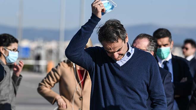 رئيس الوزراء اليوناني أثناء حضوره لحظة مغادرة المهاجرين القصّر من اليونان إلى ألمانيا